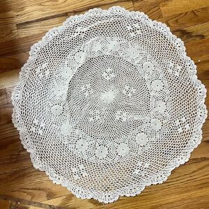 Vintage table doiley crocher big 26" Diameter